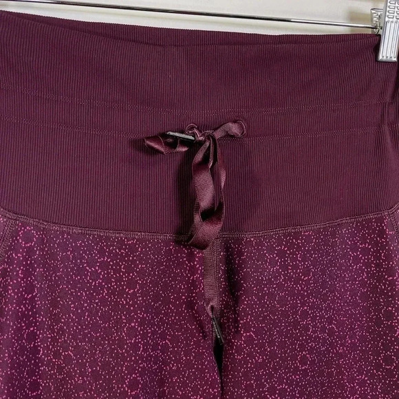 LULULEMON | SHAKE IT OUT  CROP IN STAR PIXEL RASBERRY - Picture 13 of 14